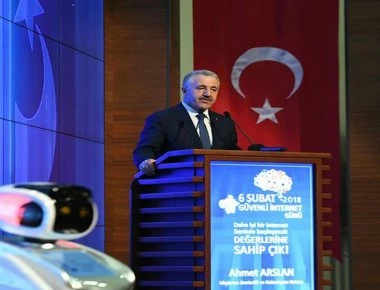 «Κράξιμο» από ρομπότ σε Τούρκο Υπουργό: «Μίλα πιο αργά, τι είναι αυτά που λες;» - Το «σβήσανε» (βίντεο)